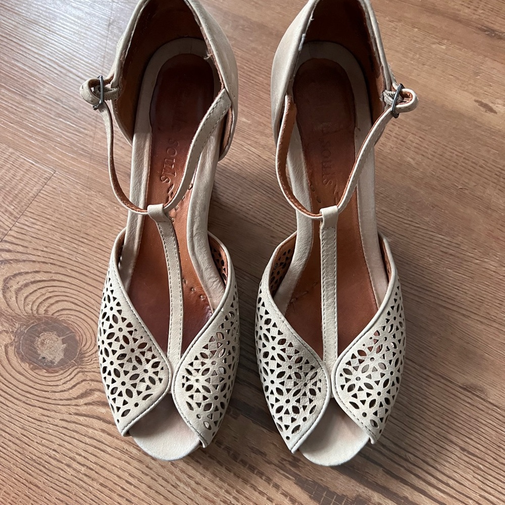 Gentle Souls Platform T strap platform shoe with peep toe - Size 7.5